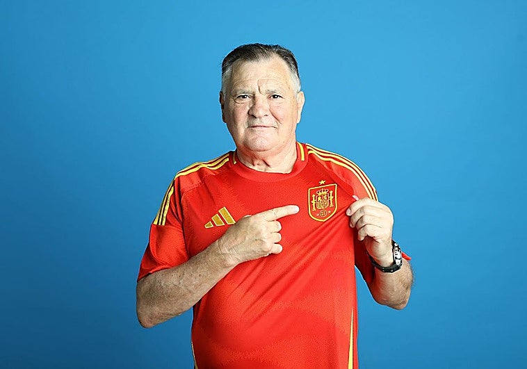 Camacho, con la camiseta de España, señala el escudo, ayer en LA VERDAD.