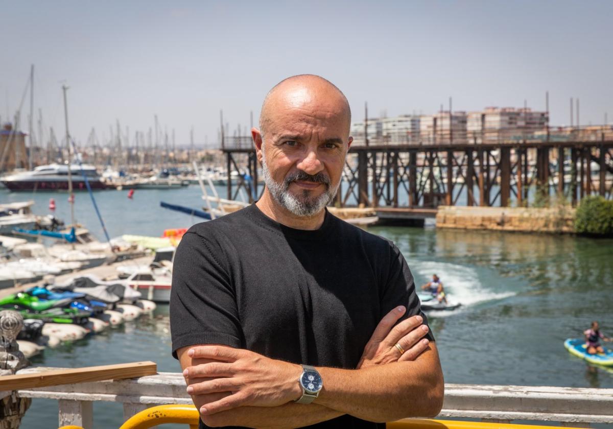 José Antonio Quesada, en el mirador de la Oficina de Turismo, junto al caballete de las Eras de la Sal.