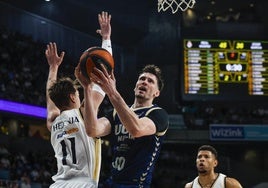 Rodions Kurucs, con el balón, en uno de los partidos de la final del 'playoff' contra el Real Madrid.