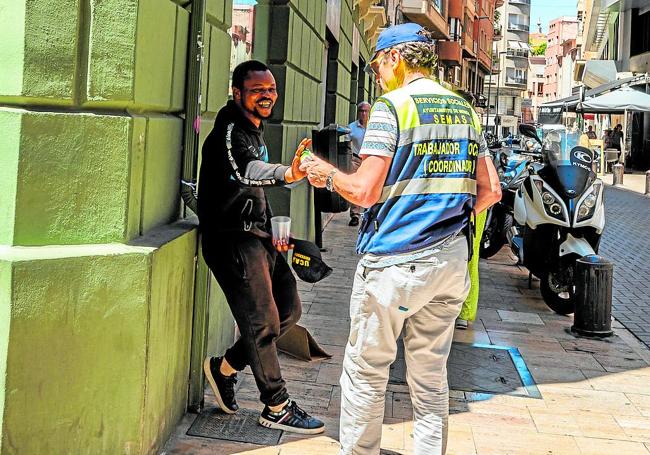 Rocky, un argelino que llegó en patera hace ocho años, es atendido por Pepe Morales en el centro de Murcia.