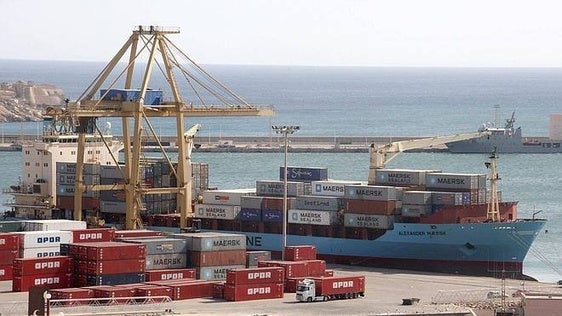 Un muelle del Puerto de Cartagena con contenedores de mercancías.