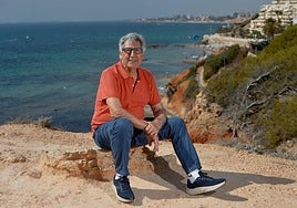 El exdirector del Palacio Almudí y actual director de la Real Academia de Bellas Artes de Murcia en la playa de la Glea de la Dehesa de Campoamor.