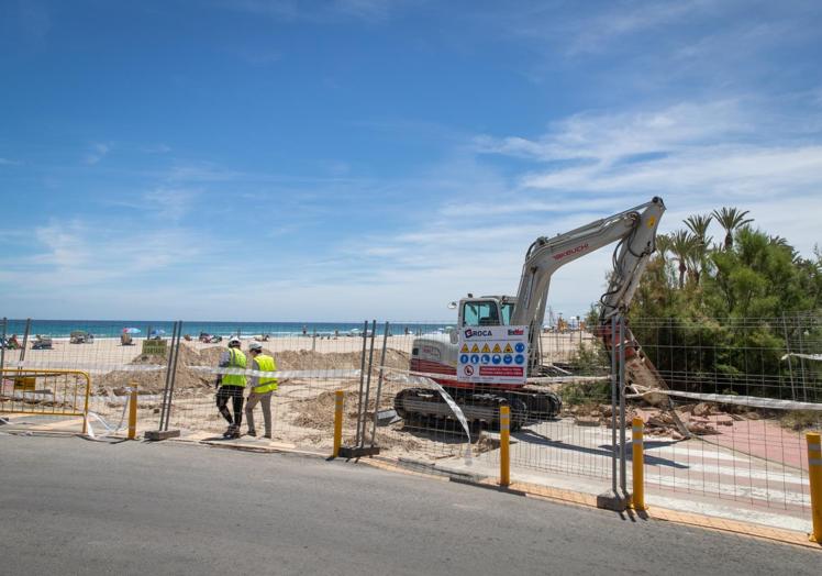 Una excavadora demuele los restos de carretera, el pasado mayo.