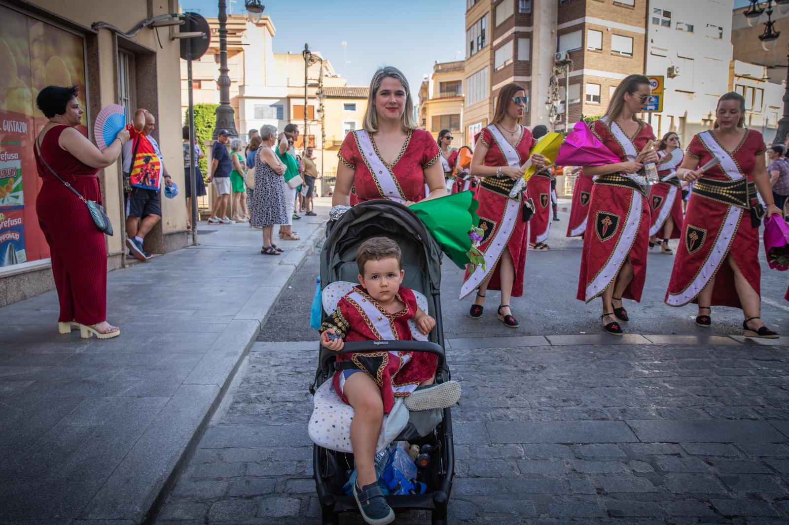 La ofrenda de flores de los Moros y Cristianos de Orihuela, en imágenes