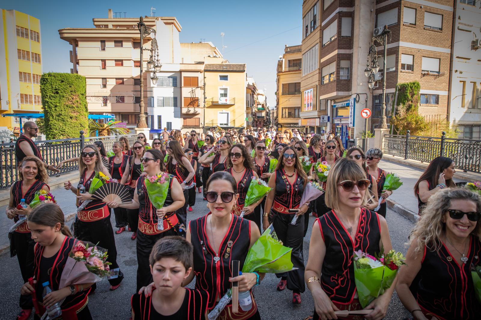 La ofrenda de flores de los Moros y Cristianos de Orihuela, en imágenes