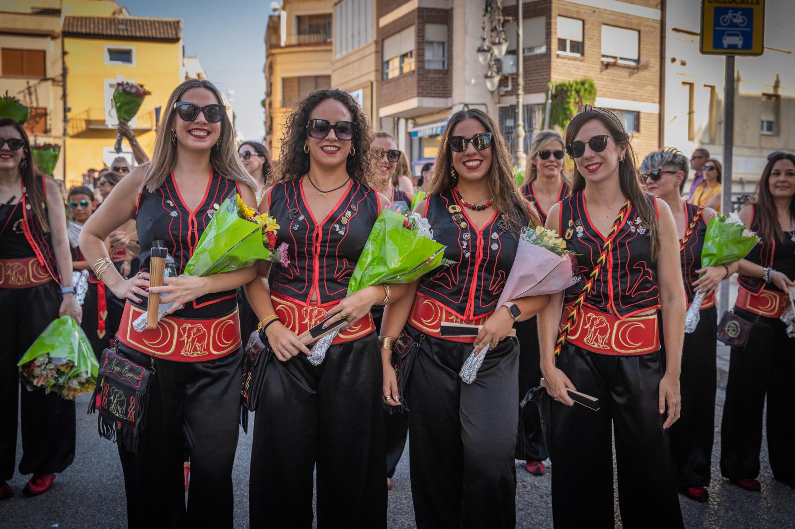 La ofrenda de flores de los Moros y Cristianos de Orihuela, en imágenes