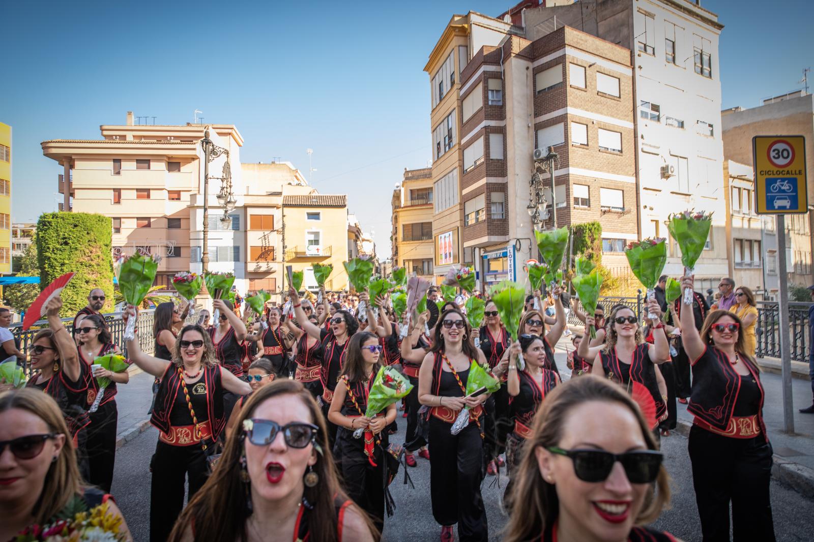 La ofrenda de flores de los Moros y Cristianos de Orihuela, en imágenes