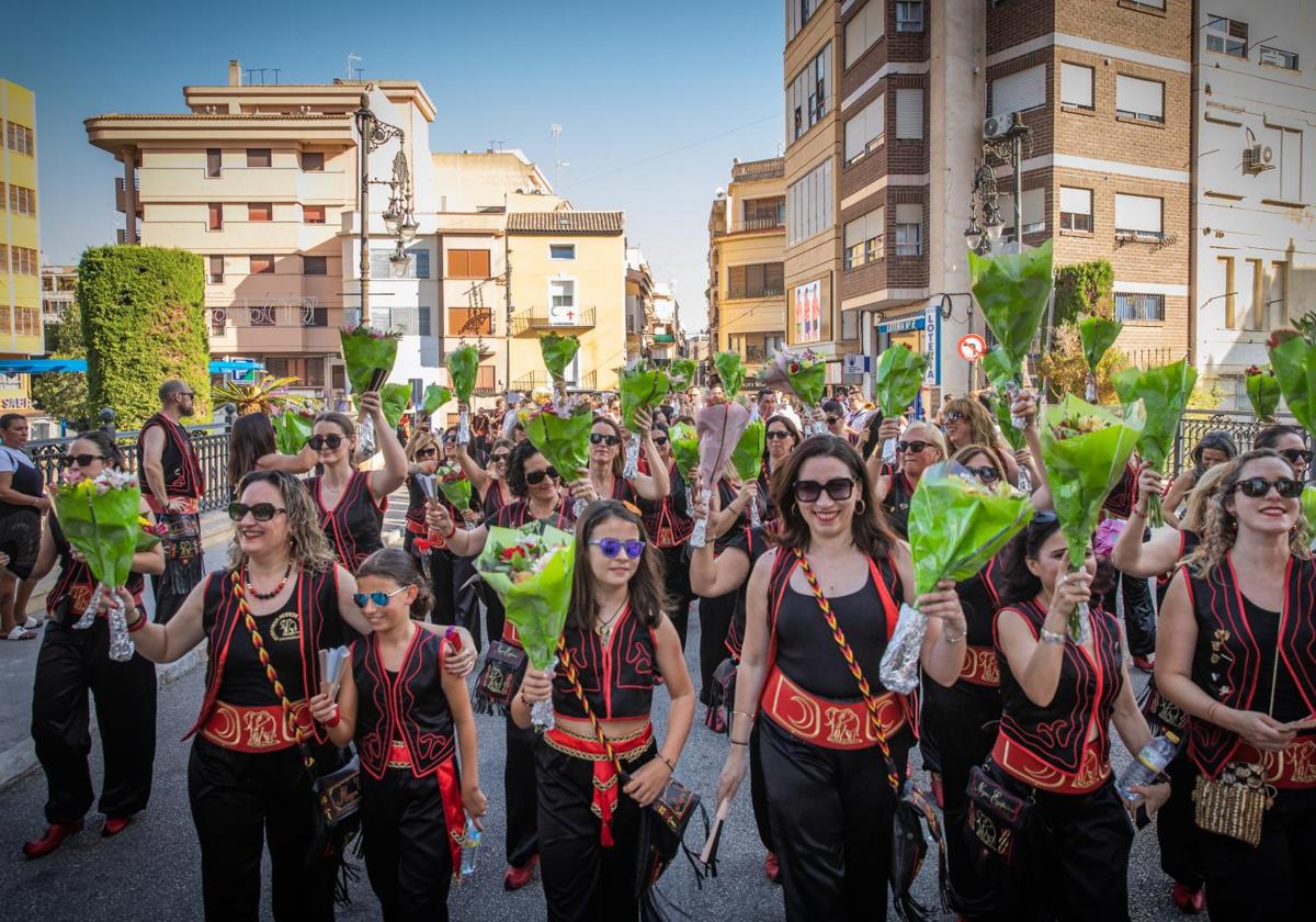 La ofrenda de flores de los Moros y Cristianos de Orihuela, en imágenes