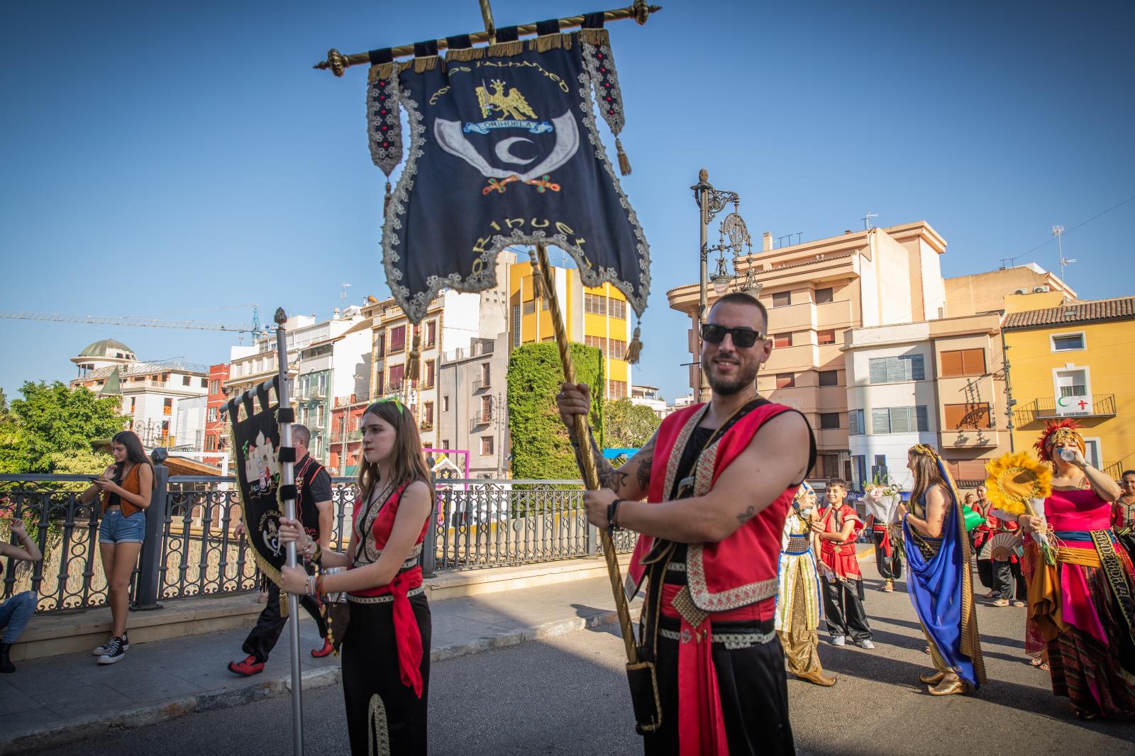 La ofrenda de flores de los Moros y Cristianos de Orihuela, en imágenes