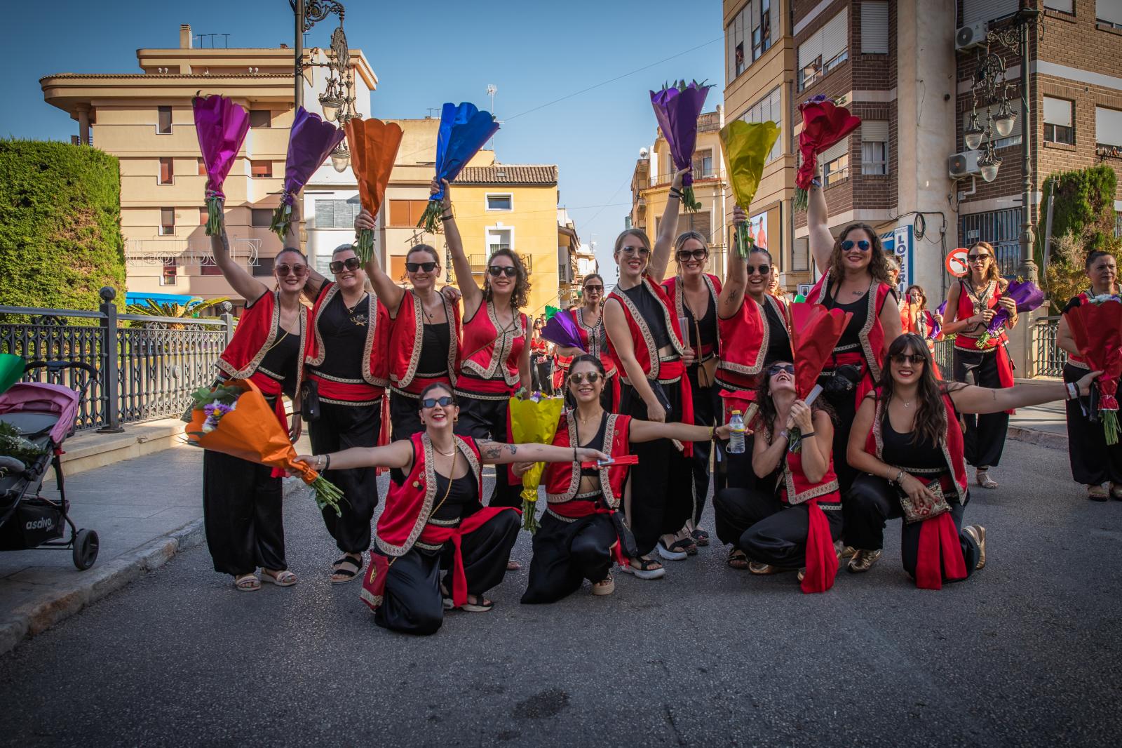 La ofrenda de flores de los Moros y Cristianos de Orihuela, en imágenes