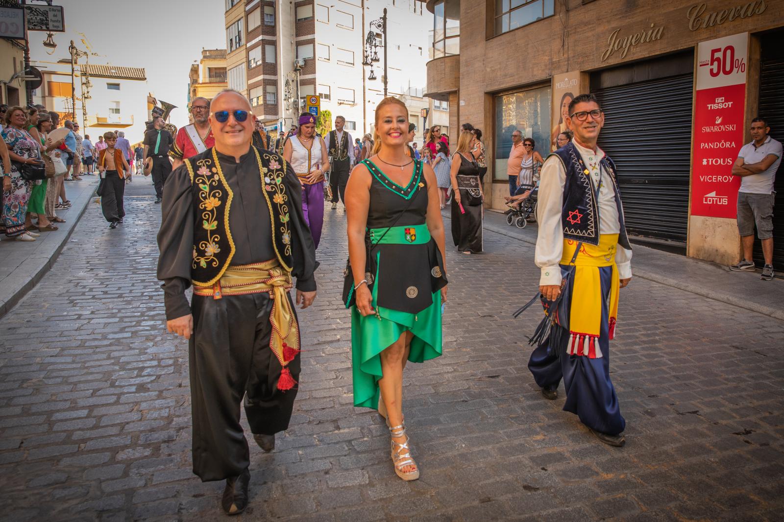 La ofrenda de flores de los Moros y Cristianos de Orihuela, en imágenes