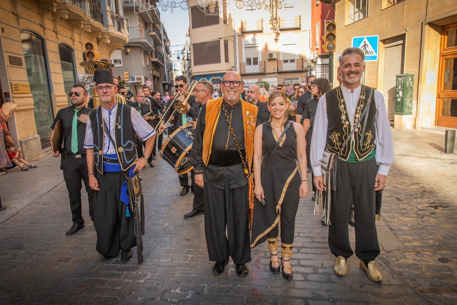 La ofrenda de flores de los Moros y Cristianos de Orihuela, en imágenes