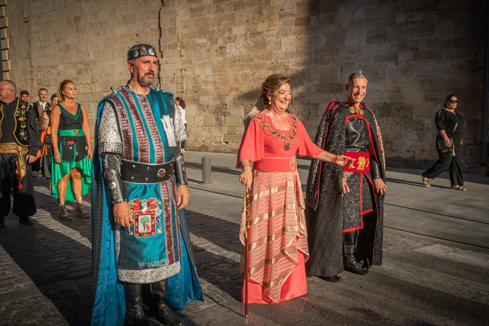 La ofrenda de flores de los Moros y Cristianos de Orihuela, en imágenes
