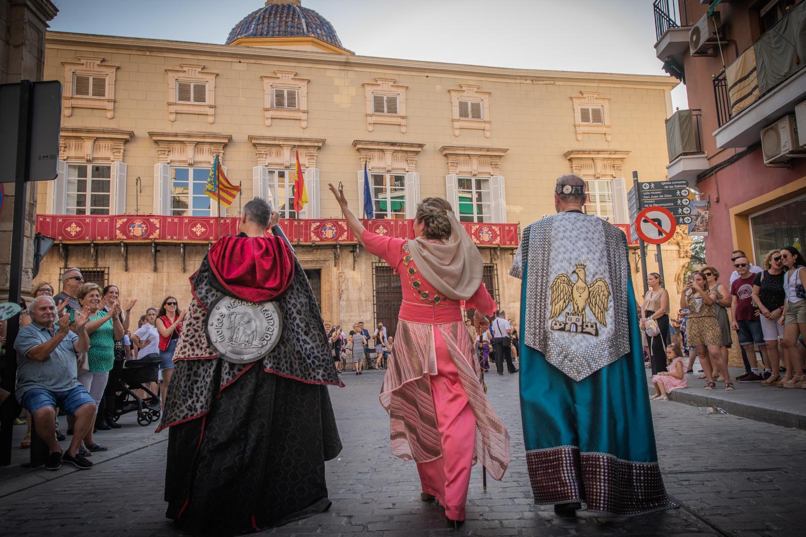 La ofrenda de flores de los Moros y Cristianos de Orihuela, en imágenes