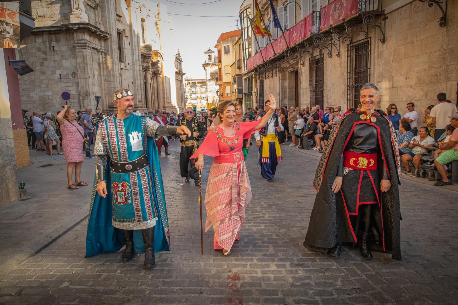 La ofrenda de flores de los Moros y Cristianos de Orihuela, en imágenes