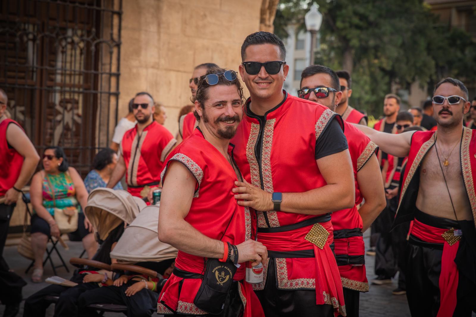 La ofrenda de flores de los Moros y Cristianos de Orihuela, en imágenes