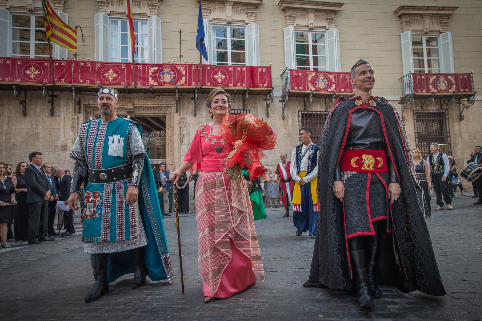 La ofrenda de flores de los Moros y Cristianos de Orihuela, en imágenes