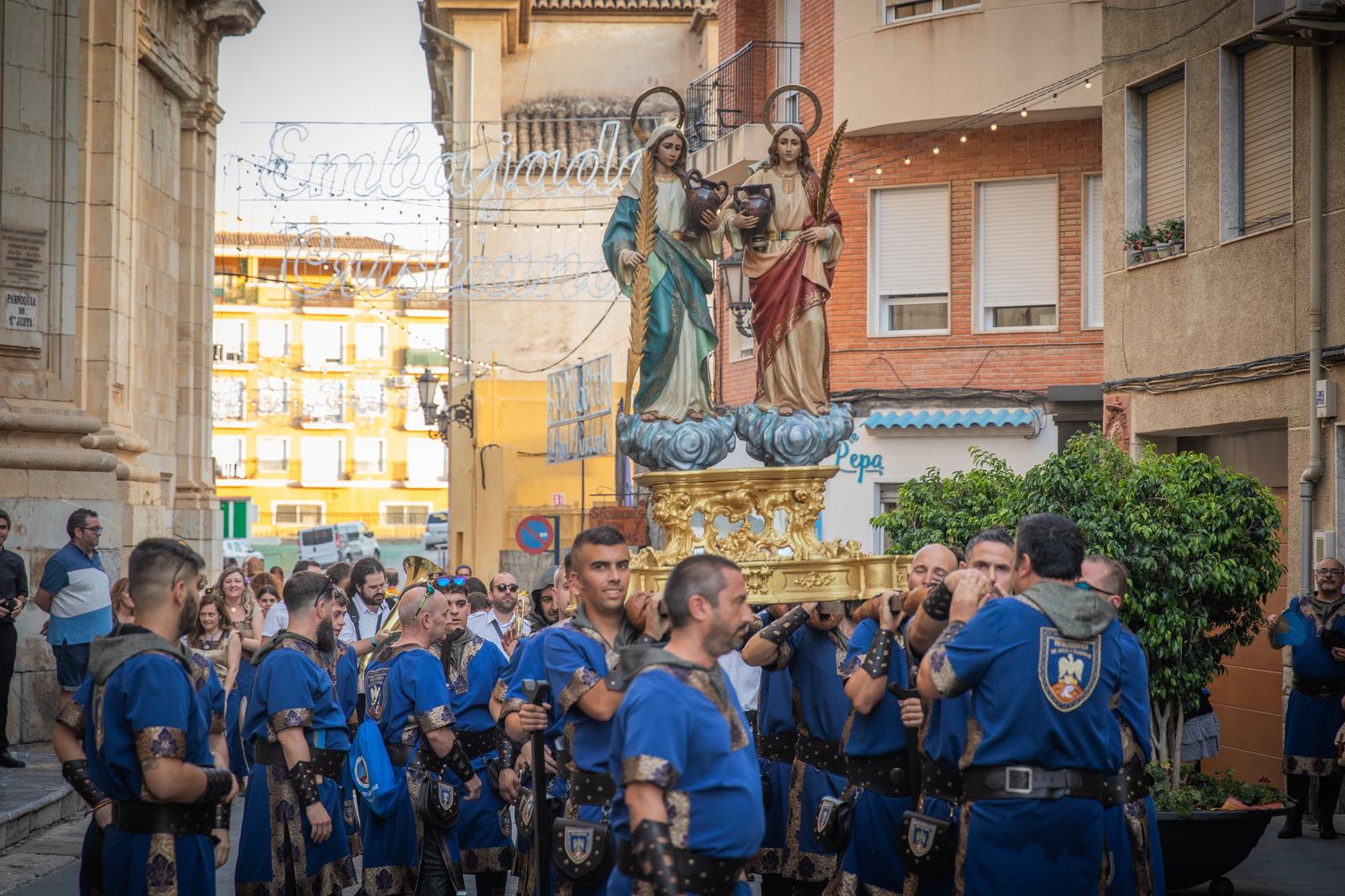 La ofrenda de flores de los Moros y Cristianos de Orihuela, en imágenes