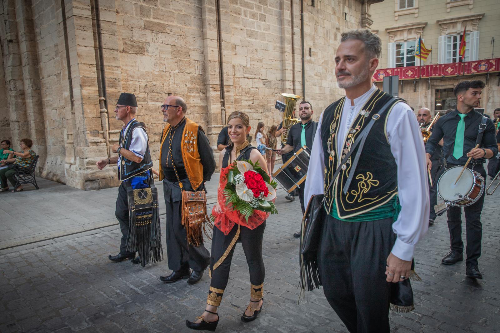 La ofrenda de flores de los Moros y Cristianos de Orihuela, en imágenes