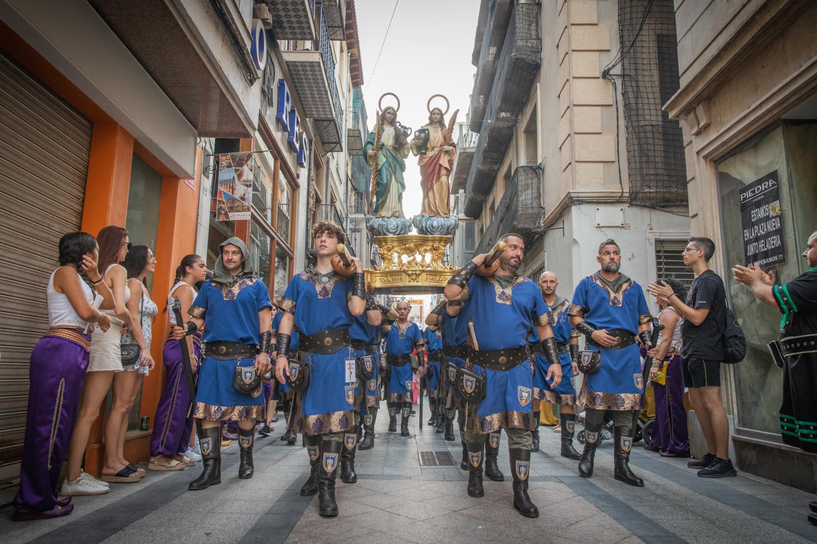 La ofrenda de flores de los Moros y Cristianos de Orihuela, en imágenes
