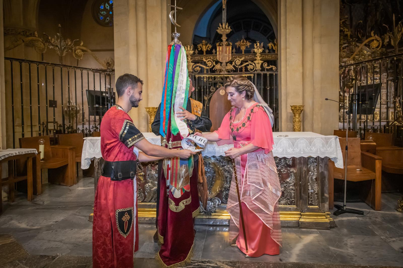 La ofrenda de flores de los Moros y Cristianos de Orihuela, en imágenes