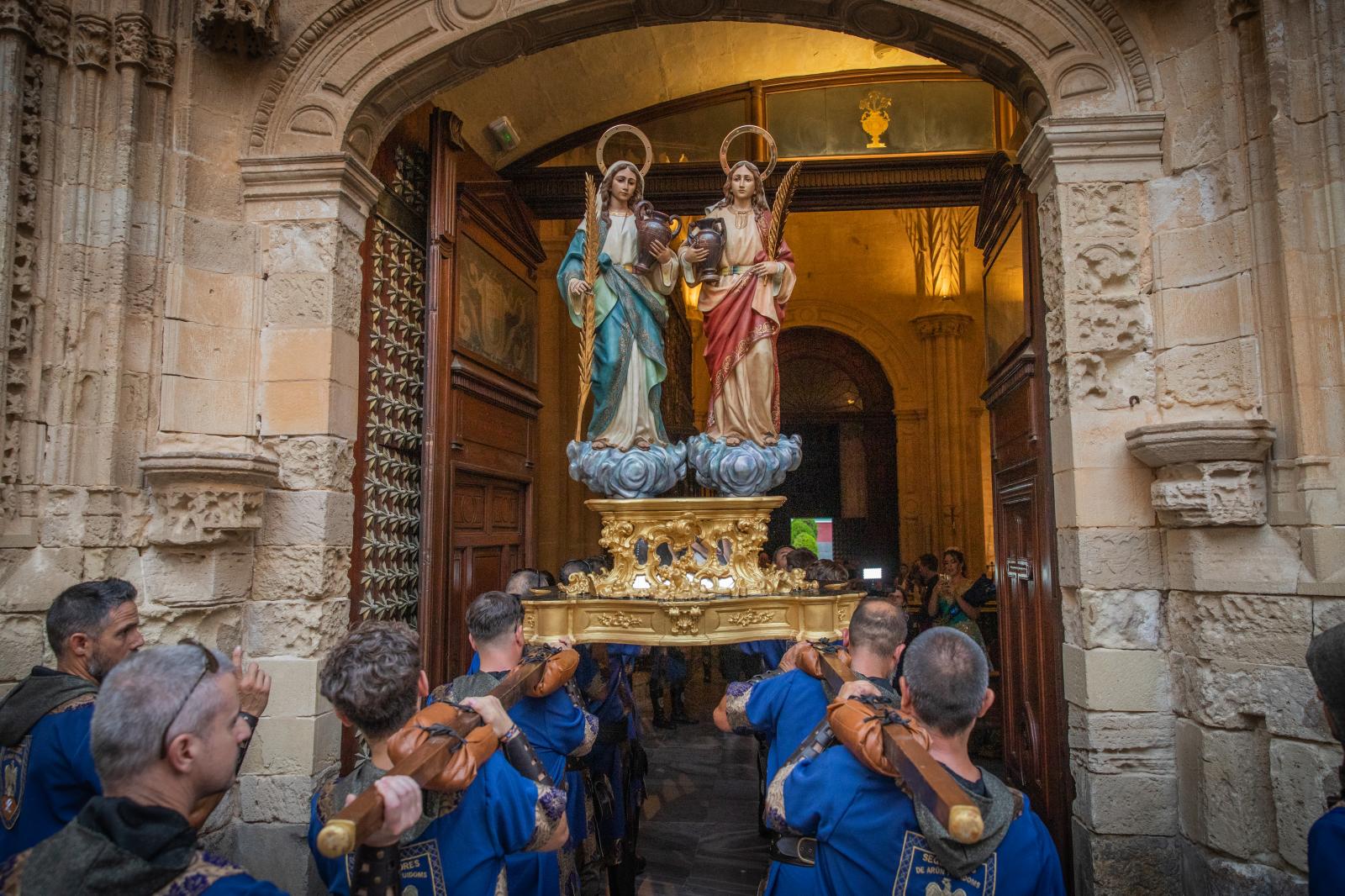 La ofrenda de flores de los Moros y Cristianos de Orihuela, en imágenes