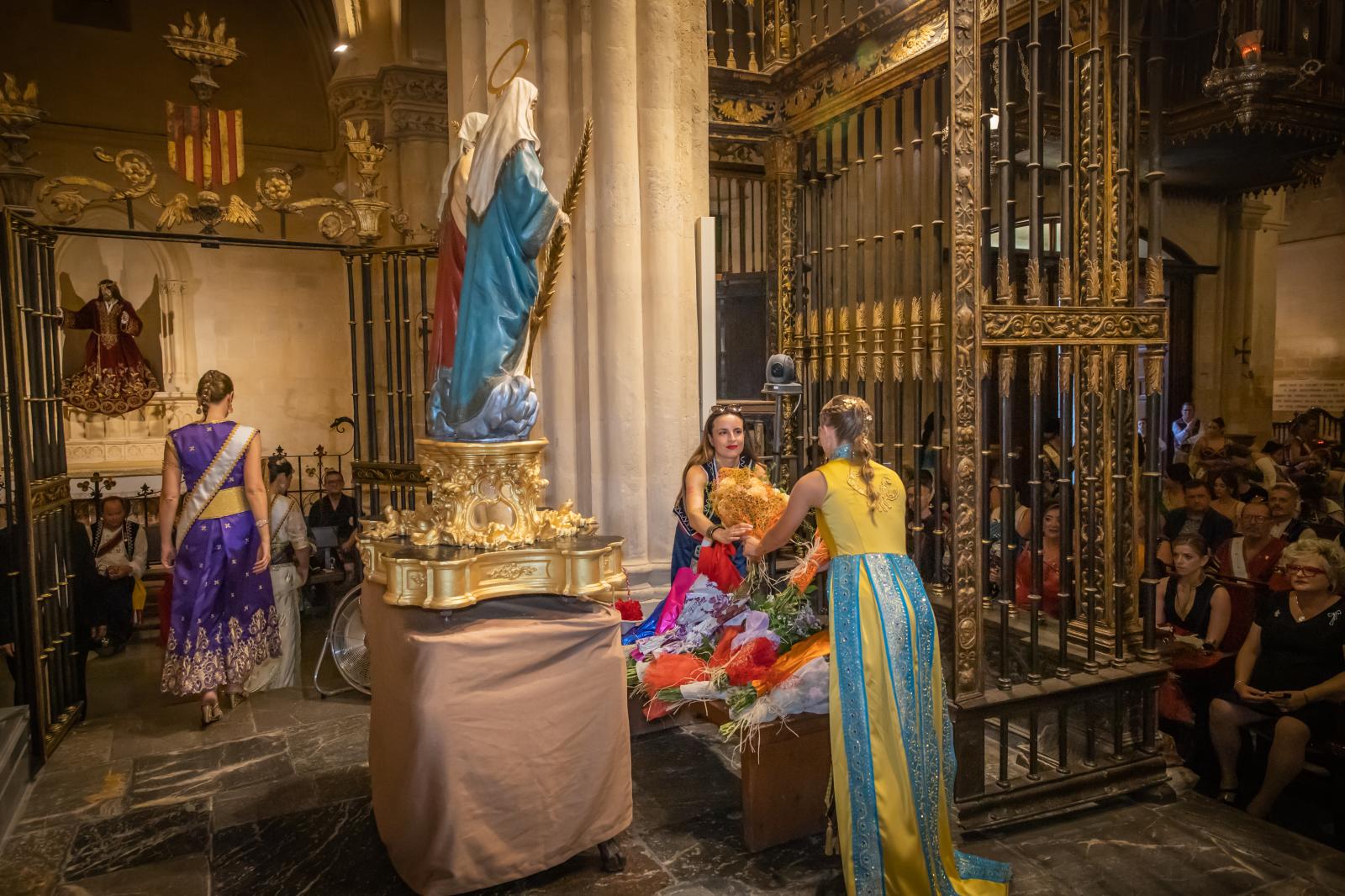 La ofrenda de flores de los Moros y Cristianos de Orihuela, en imágenes