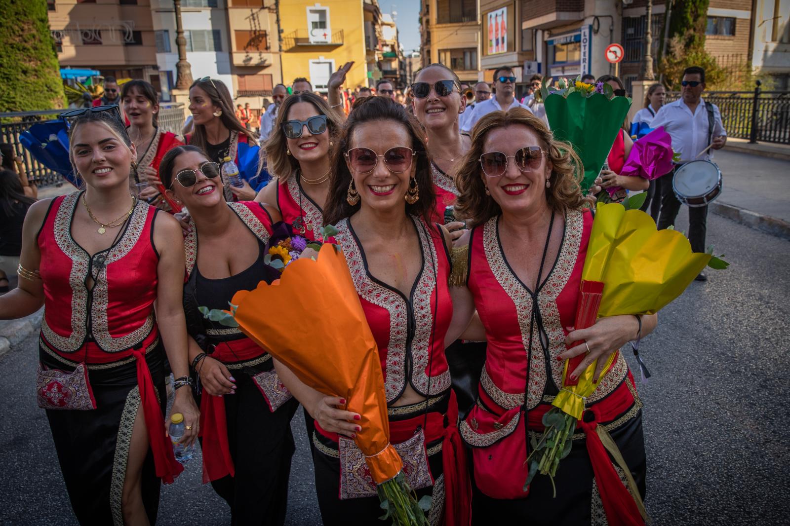 La ofrenda de flores de los Moros y Cristianos de Orihuela, en imágenes