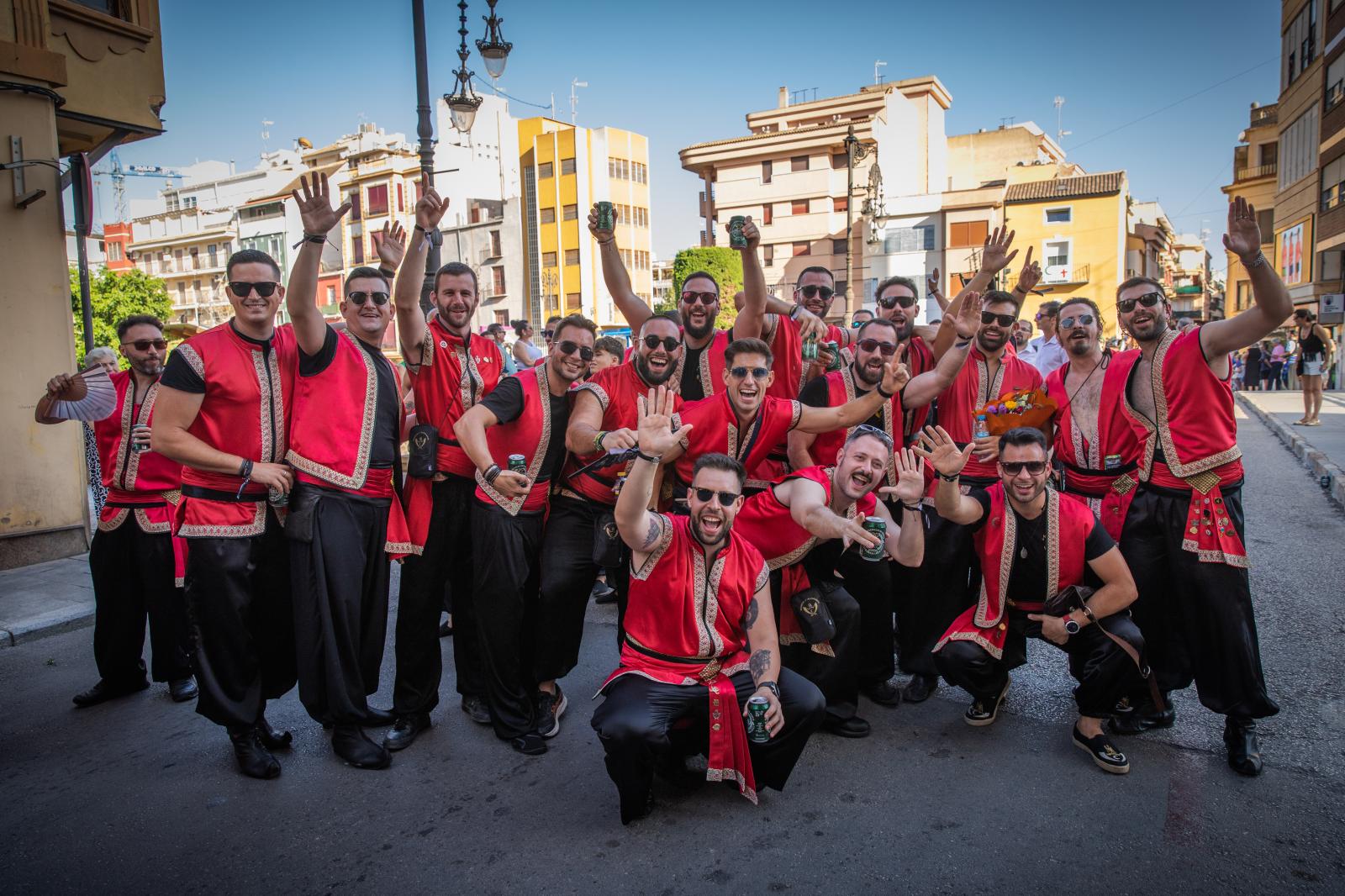 La ofrenda de flores de los Moros y Cristianos de Orihuela, en imágenes