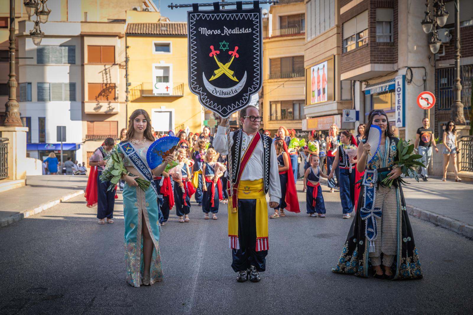 La ofrenda de flores de los Moros y Cristianos de Orihuela, en imágenes