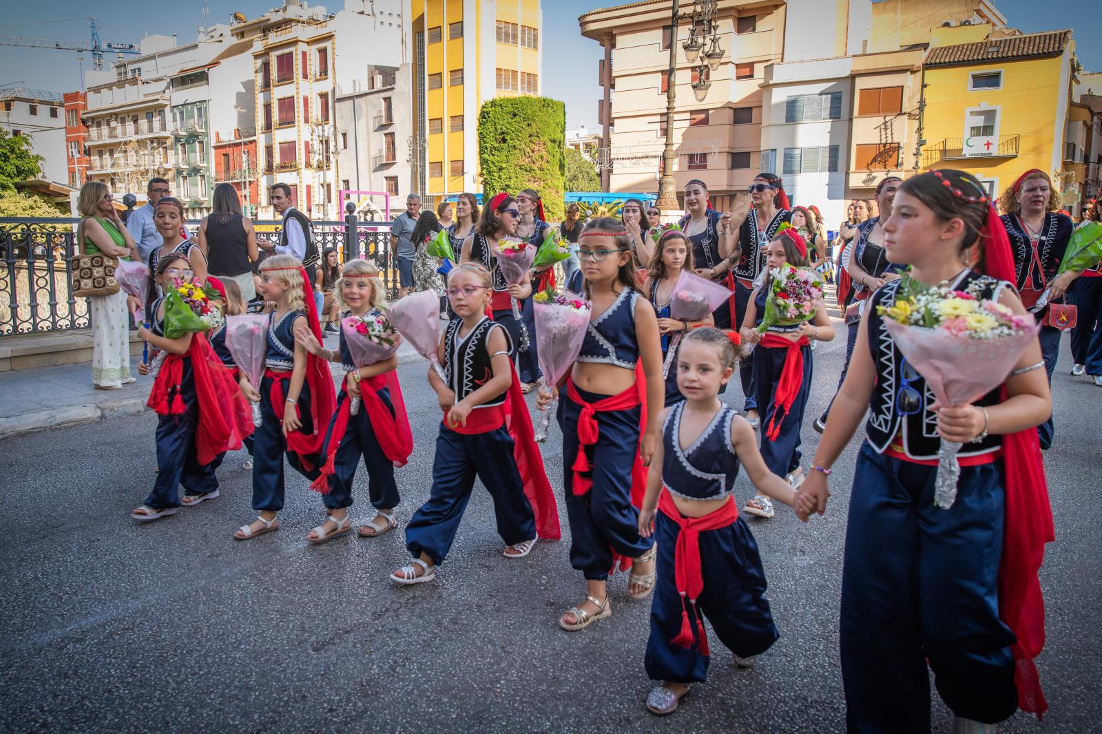 La ofrenda de flores de los Moros y Cristianos de Orihuela, en imágenes