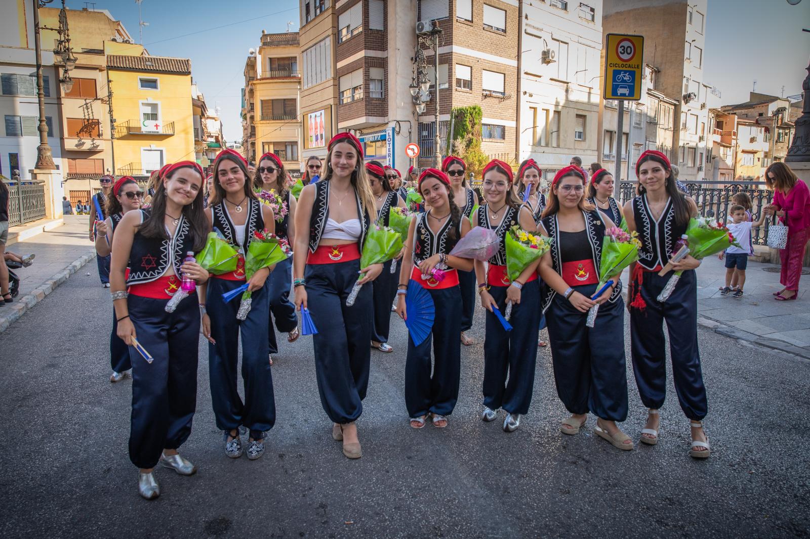 La ofrenda de flores de los Moros y Cristianos de Orihuela, en imágenes