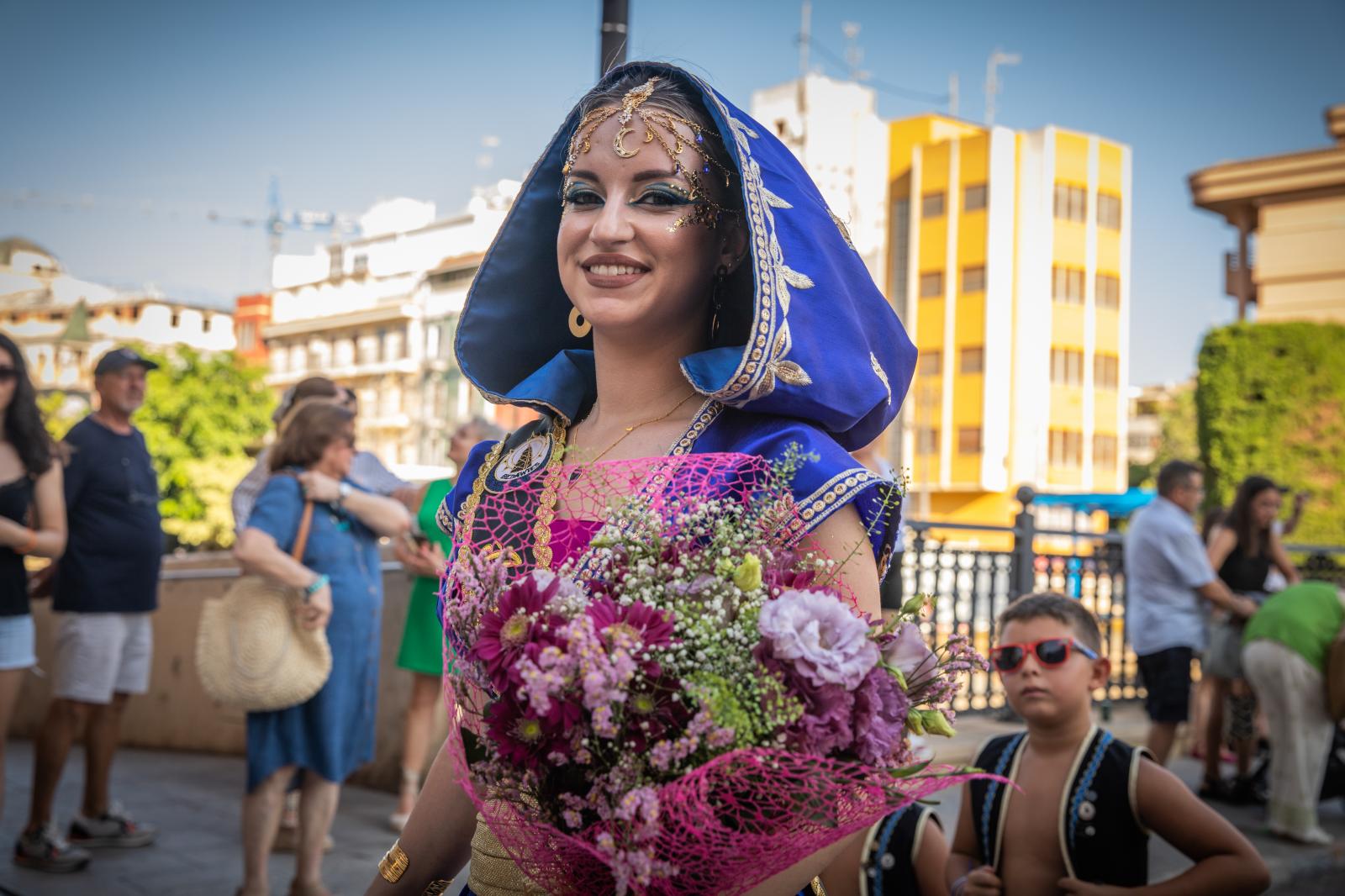 La ofrenda de flores de los Moros y Cristianos de Orihuela, en imágenes