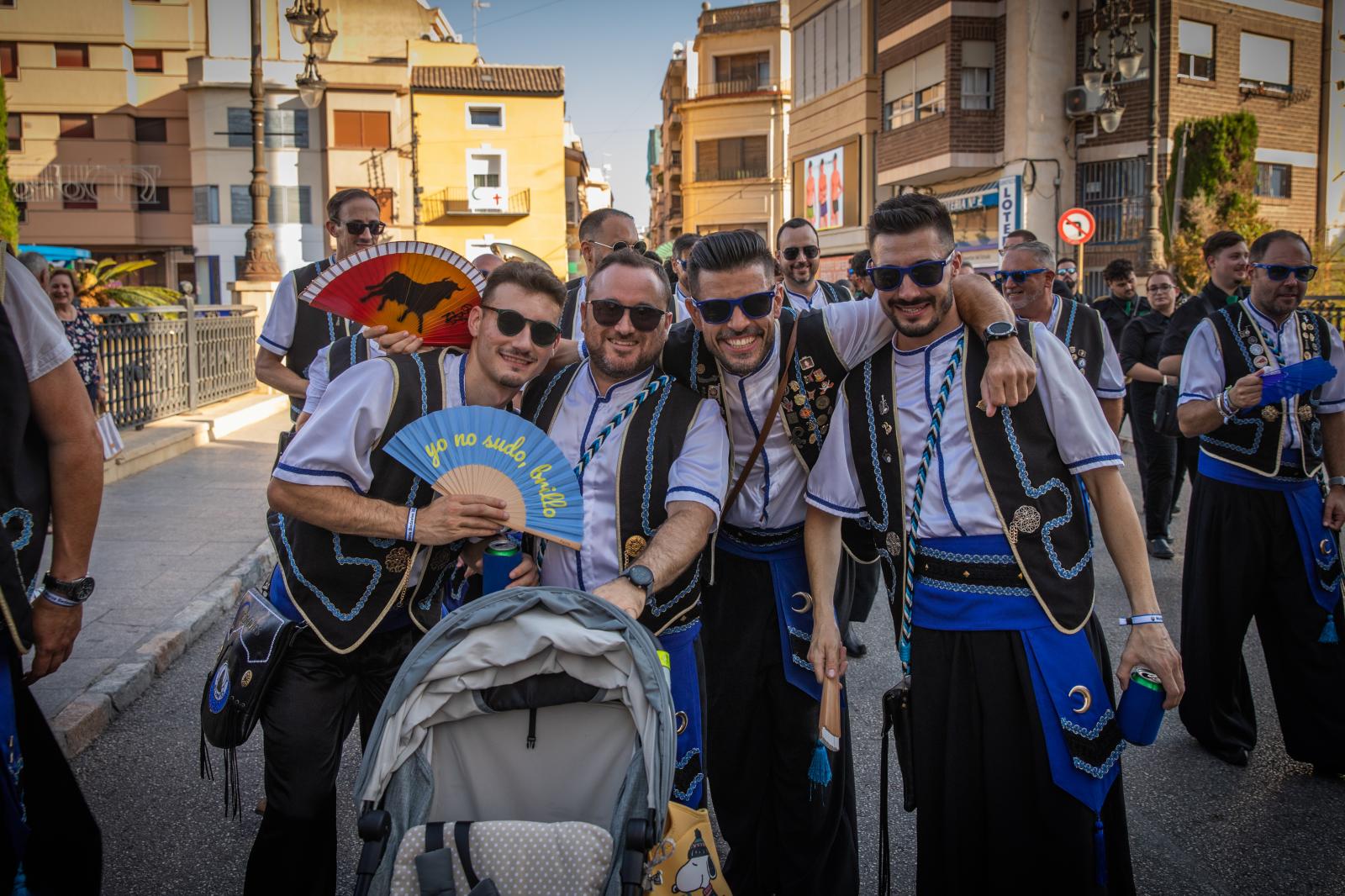 La ofrenda de flores de los Moros y Cristianos de Orihuela, en imágenes