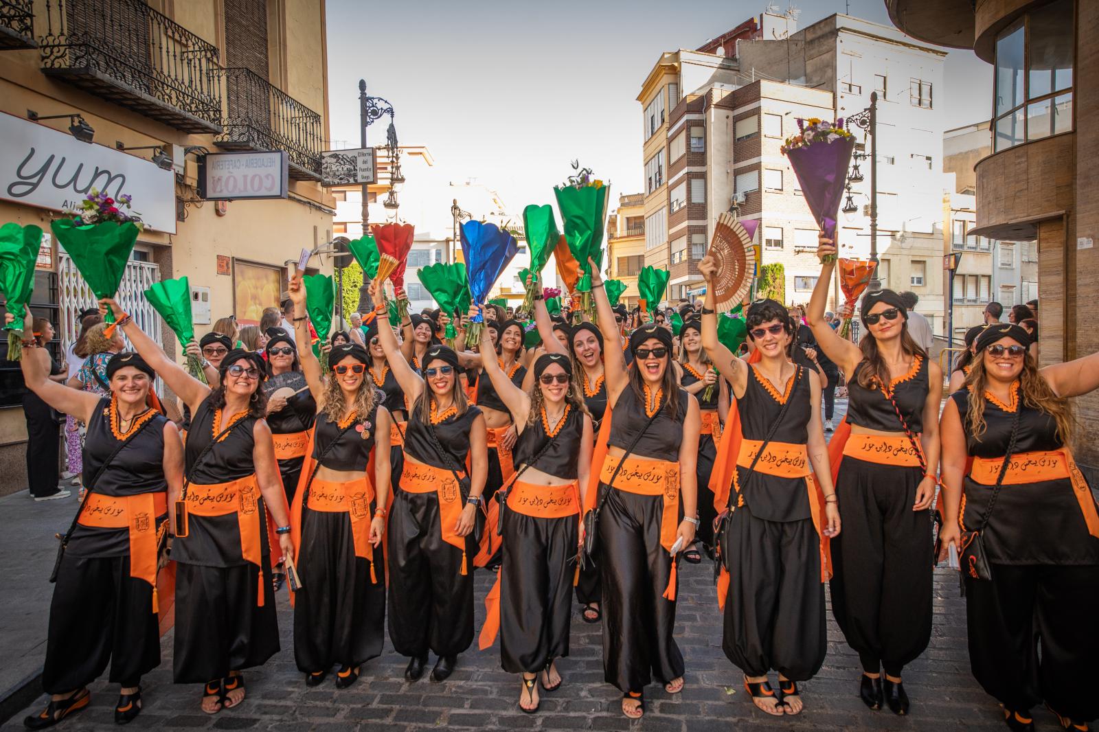 La ofrenda de flores de los Moros y Cristianos de Orihuela, en imágenes