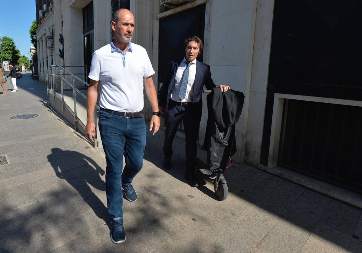 José Luis Galiana (izq), a su salida del Palacio de Justicia, junto a su abogado, Pablo Ruiz Palacios.