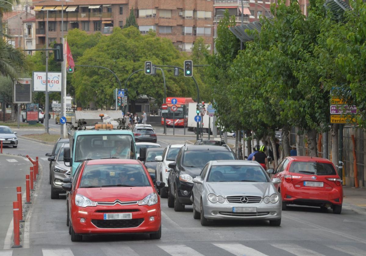 Vehículos circulando por el Plano de San Francisco, en Murcia.