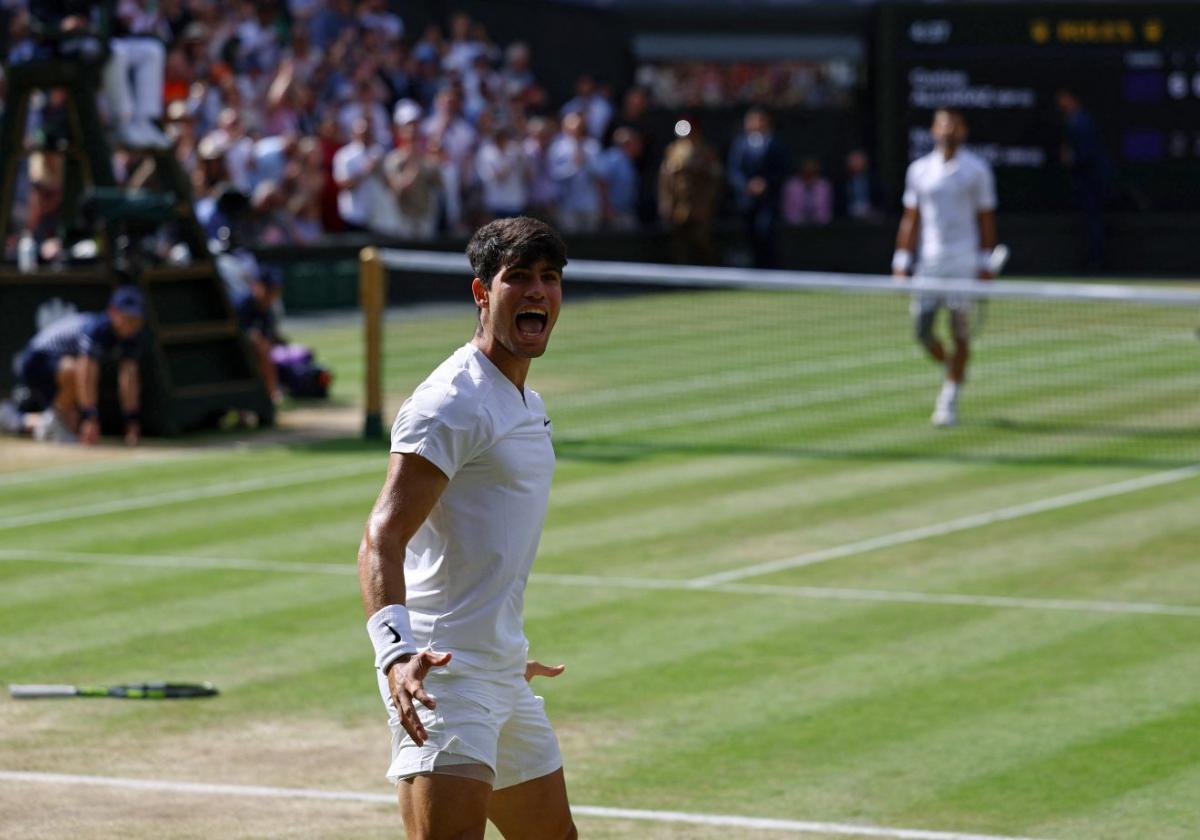 Carlos Alcaraz celebra el punto definitivo que le dio ayer su segundo Wimbledon. Frente a él, un Djokovic entregado.