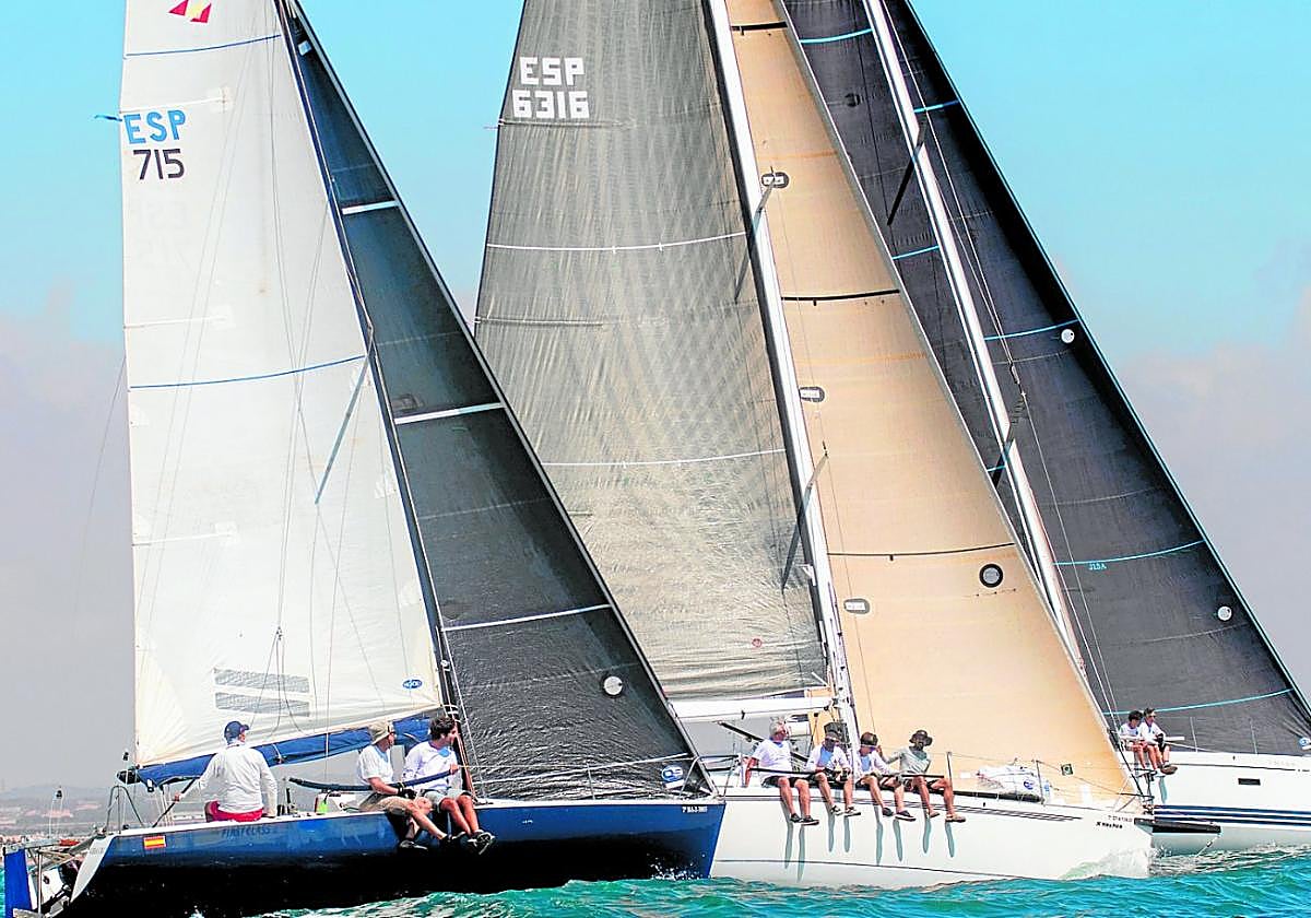 Tres de los cruceros que compitieron ayer en aguas de San Pedro del Pinatar, en el Trofeo Paraíso Salado.