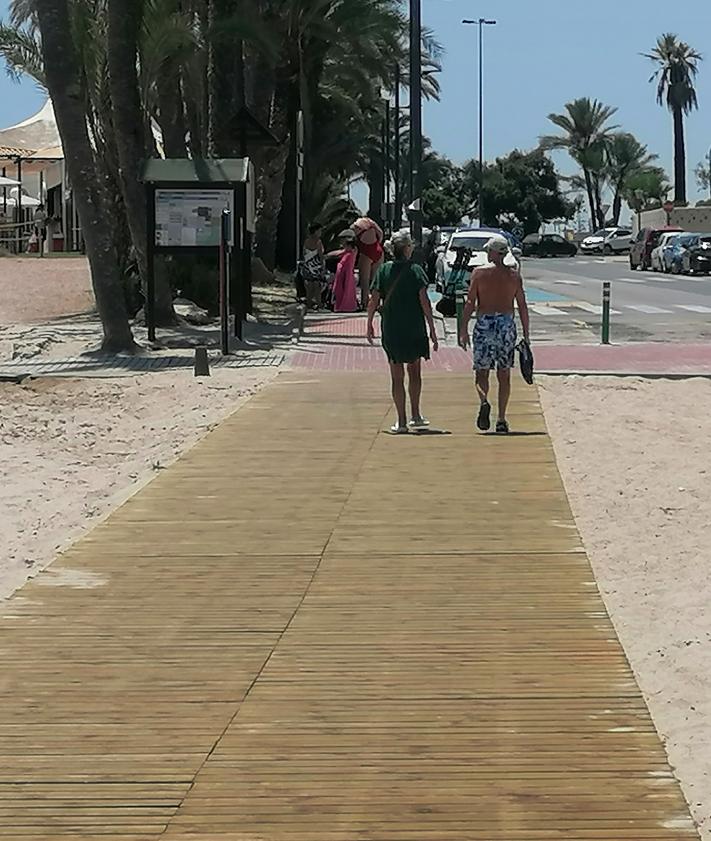 Imagen secundaria 2 - La pasarela está hecha a base de listones de madera anclados a la base de la antigua carretera sobre la desembocadura del río Nacimiento.