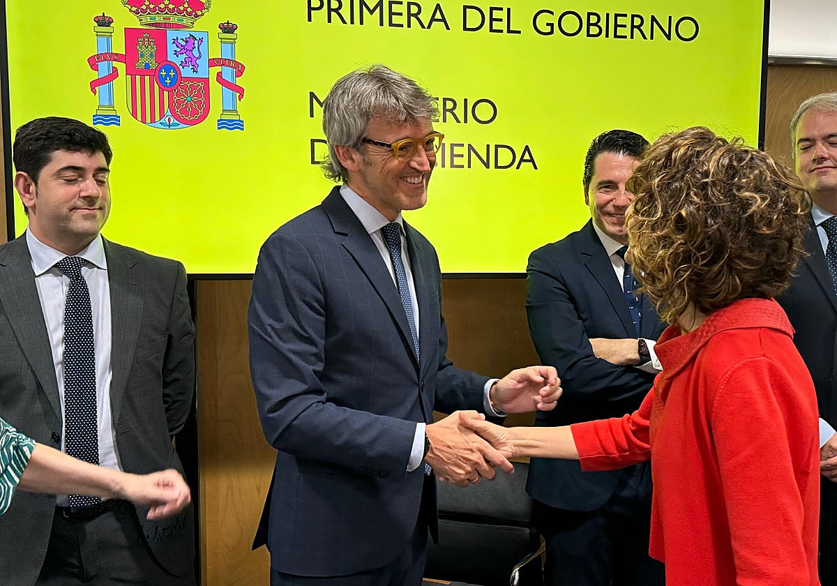 El consejero Luis Alberto Marín saluda a la ministra Montero antes del Consejo de Política Fiscal y Financiera.
