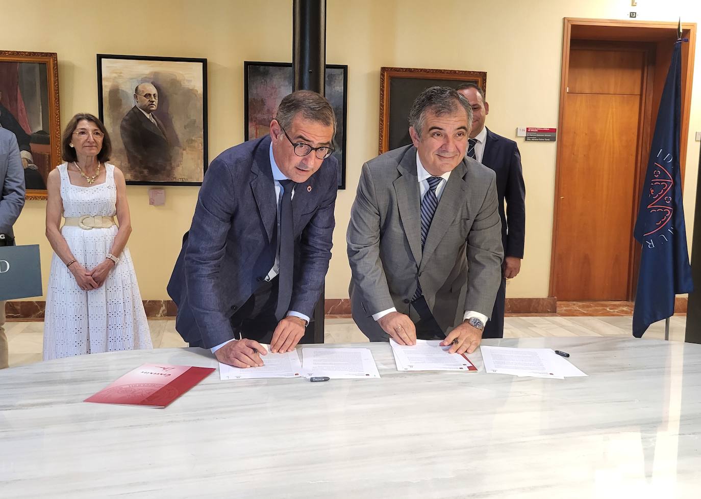 Juan María Vázquez, consejero de Universidades y el rector de la Universidad de Murcia, José Luján firmando el convenio de integración de los estudios de enfermería