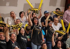 Miembros de la nueva peña del Jairis animan en un partido de la temporada pasada.