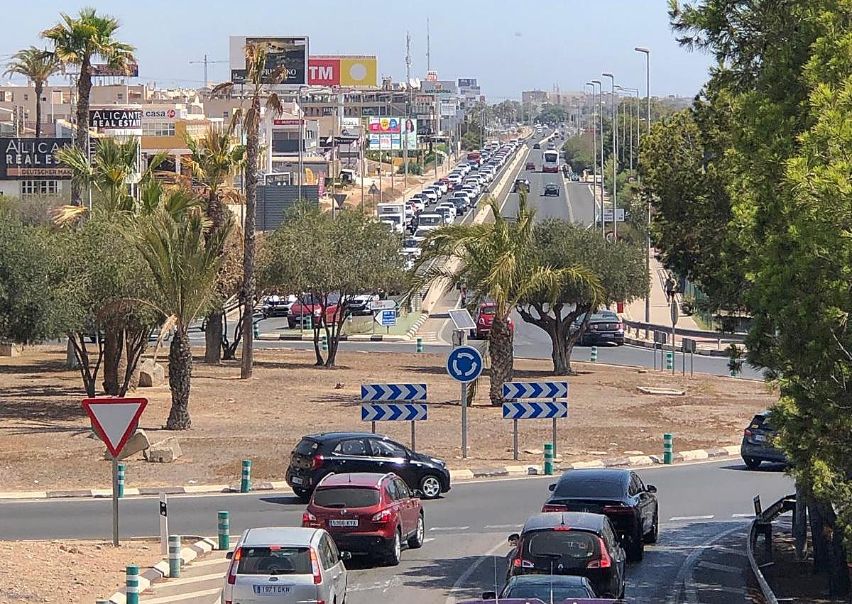 Imagen secundaria 1 - Las retenciones en hora punta en la N-332 son palpables tanto en Orihuela Costa, donde la carretera ya está desdoblada, como en Torrevieja, donde todavía hay un único carril por sentido.