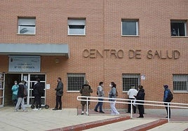 Colas para acceder al centro de salud de El Carmen.