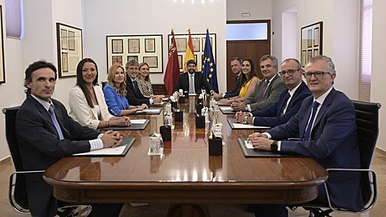 López Miras ajusta la mitad de su Gobierno en una ceremonia rápida y discreta con guiño a Vox