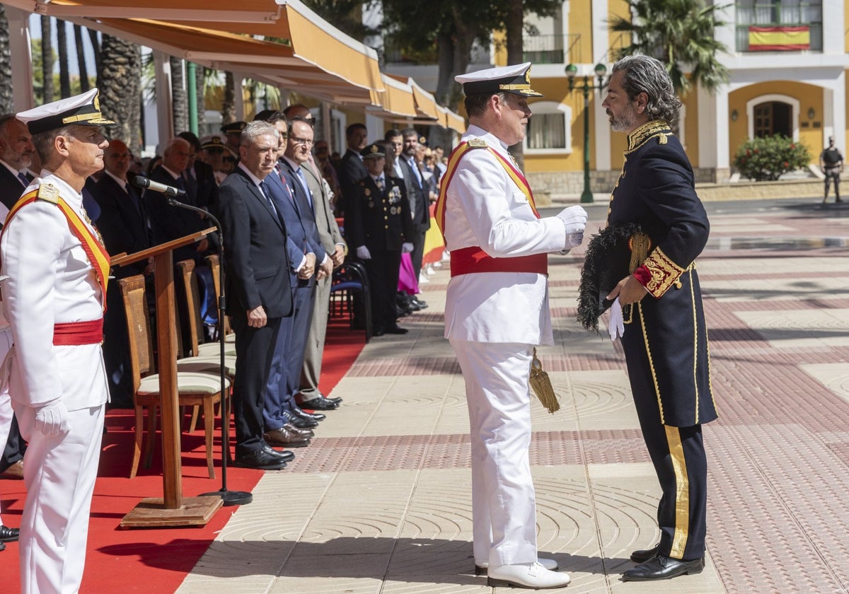 Gilabert condecora al diplomático Fernando Villena en la ceremonia del Carmen.