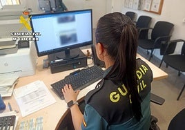 Una de las agentes, durante la investigación.