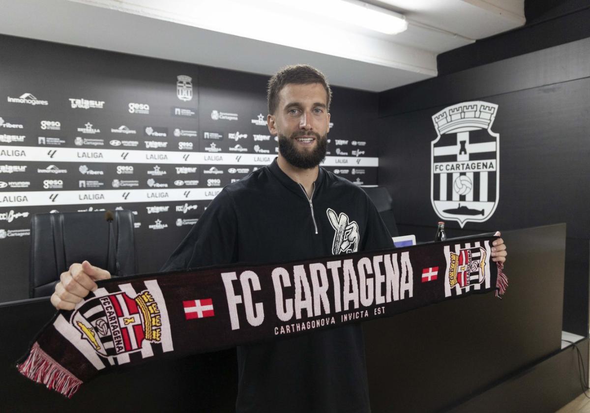 El central Nikola Sipcic, ayer, en su presentación.