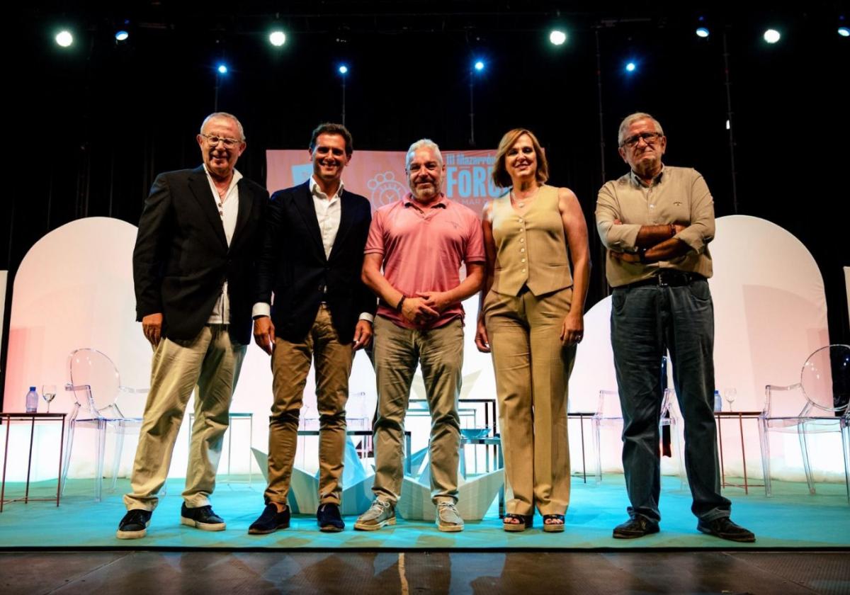 El periodista y organizador de Mares de Papel, José A. Ruiz Vivo; Albert Rivera; el alcalde de Mazarrón, Ginés Campillo; la exvicepresidenta regional por Cs, Isabel Franco, y el expresidente de la Asamblea Alberto Castillo.